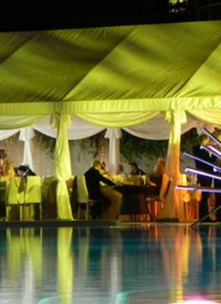 Літній майданчик Alfresco Lounge біля басейну